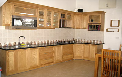 Những mẫu tủ bếp gỗ sồi Nga màu vân gỗ tự nhiên mang vẻ đẹp hiện đại đến cho gian bếp